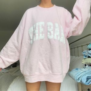 THE BAR VARSITY SWEATSHIRT LIGHT PINK
